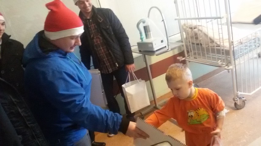Żużlowcy odwiedzili dzieci na szpitalnym oddziale. I przynieśli prezenty