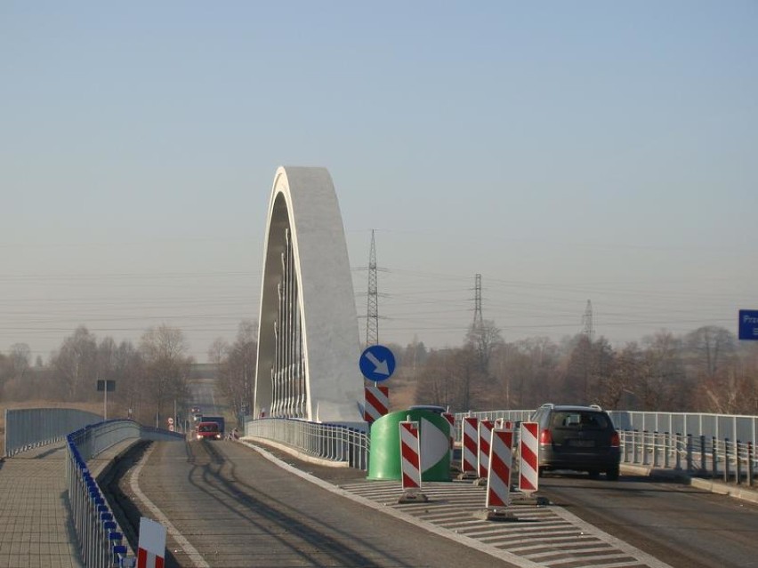 Na moście Galicyjskim w Chełmku ograniczony ruch ciężarówek. Są objazdy przez Oświęcim [ZDJĘCIA]