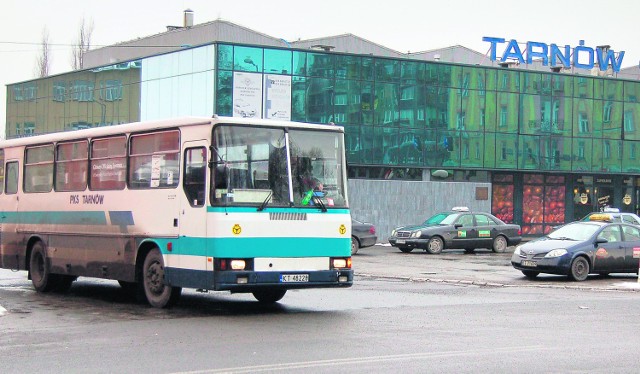 Nie dość, że autobusy tarnowskiego PKS-u jeżdżą do coraz mniejszej liczby miejscowości, to podróżuje nimi coraz mniej osób