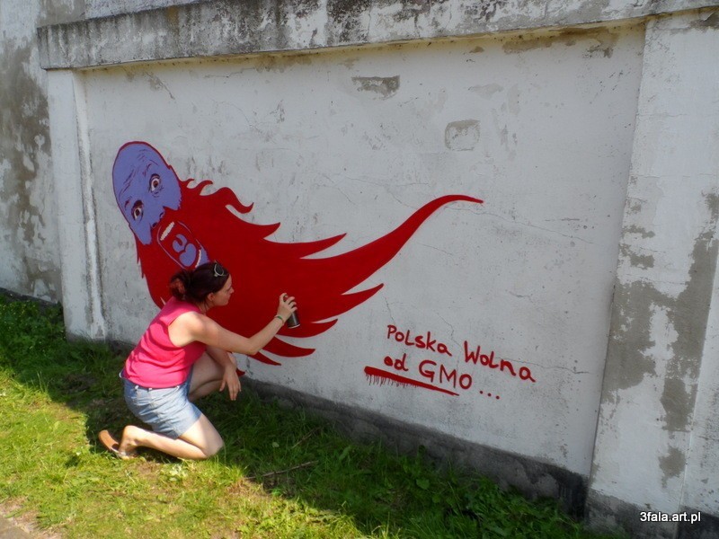 Kuźnica: na murach pojawiły się graffiti, które prostestują przeciwko GMO