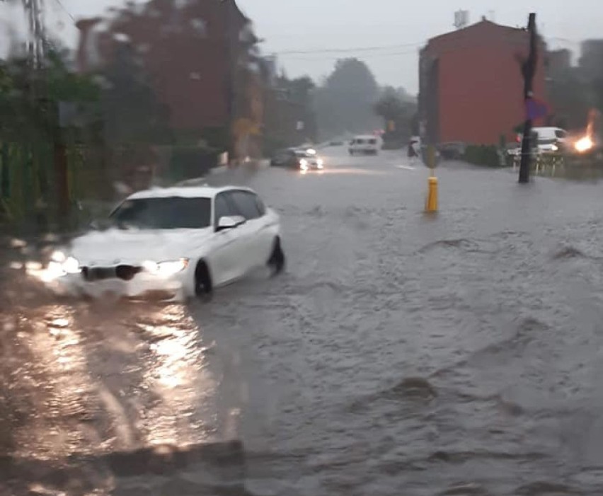 Burze nad woj. śląskim. Woda zalała ulice, piwnice oraz samochody [ZDJĘCIA