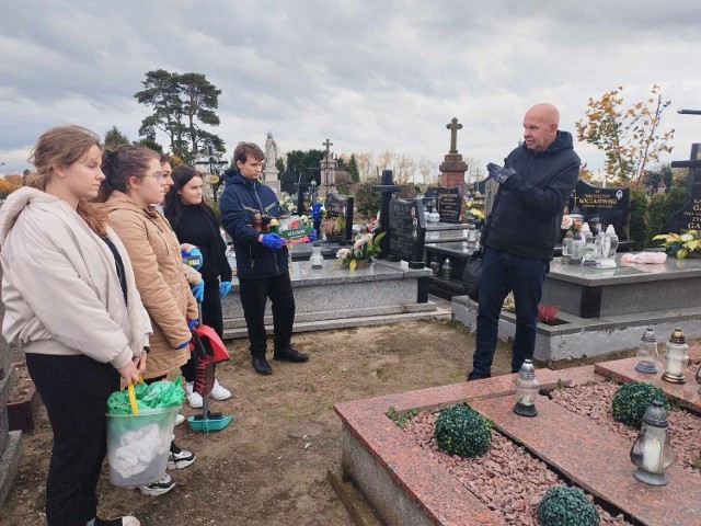 W czwartek, 26 października uczniowie jędrzejowskich szkół w towarzystwie regionalisty Marka Godlewskiego zrobili porządki na grobach wojennych na cmentarzu Świętej Trójcy. Więcej na kolejnych slajdach