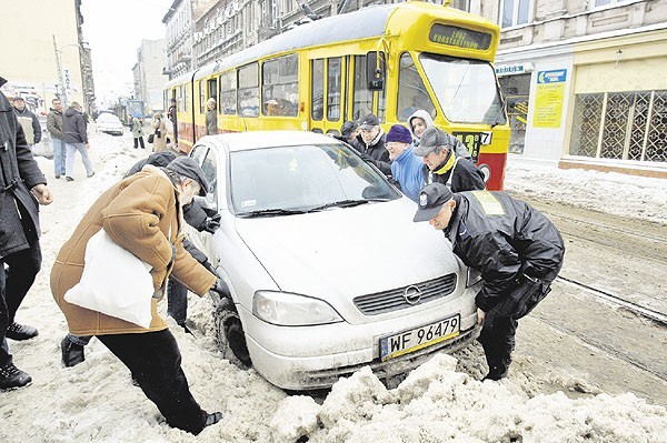 Za złe zaparkowanie samochodu trudno winić tylko kierowcę. Góry śniegu zalegające na jezdniach i chodnikach uniemożliwiają przestrzeganie przepisów.