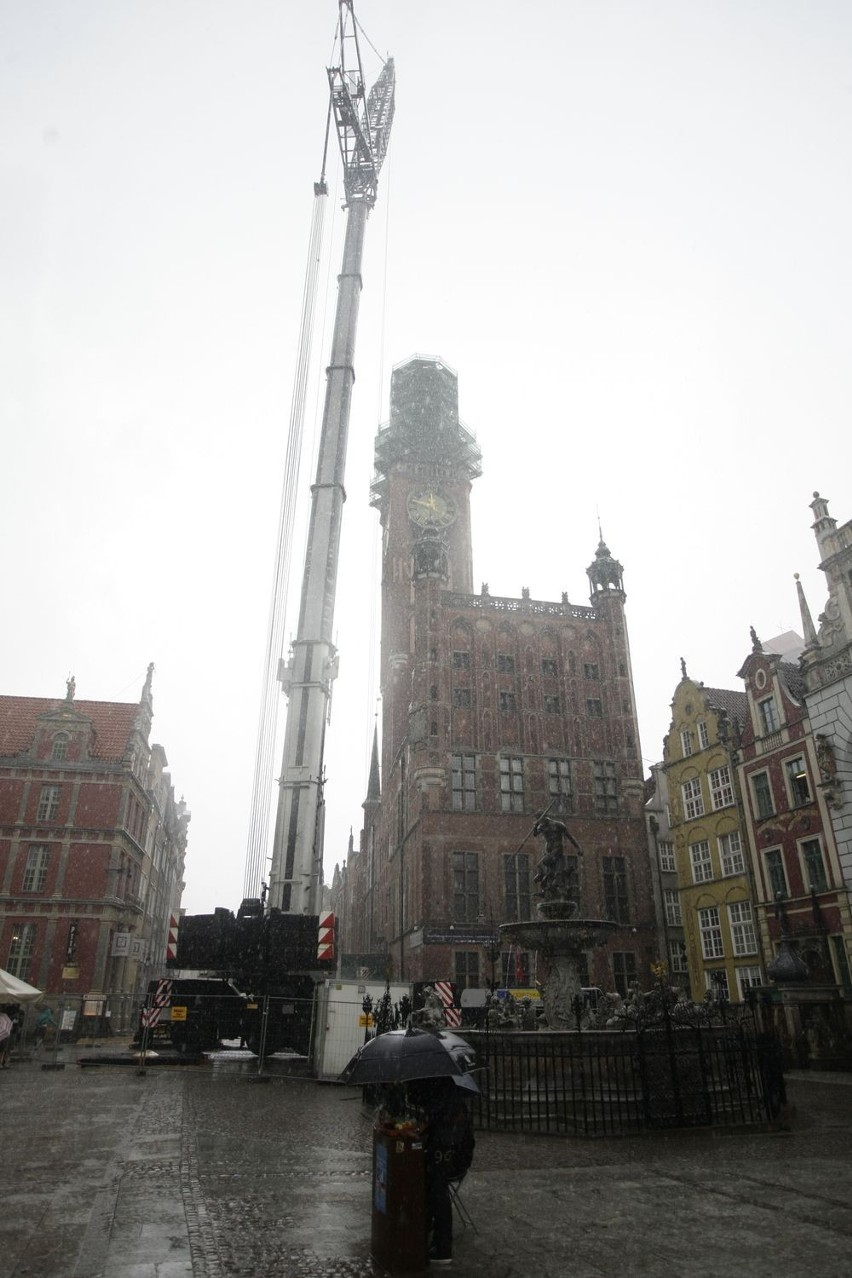 Gdańsk: Szczyt hełmu nie trafił na wieżę Ratusza Staromiejskiego. Przeszkodził deszcz