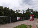 Wybory Prezydenta RP 2020. Na ogrodzeniu szkoły wisiały banery wyborcze Andrzeja Dudy. Zareagował zakon