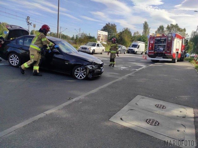 Na skrzyżowaniu Alei Przyjaźni z ulicą Marka z Jemielnicy w Opolu zderzyły się dwie osobówki: audi i BMW.