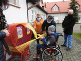 Lisie Jamy. Przy szkole stanęło metalowe serce na nakrętki dla chorego Kuby Jankowskiego