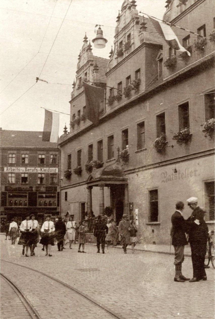 Fragment dawnego rynku z ratuszem. Rok 1930.