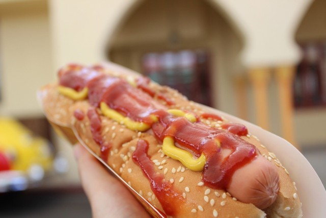 Po pierwsze – z czego składa się to różowo-brązowe tajemnicze mięso? Ponadto hot dogi są bogate w tłuszcze nasycone i sód, a wiele z nich zawiera azotany - środek konserwujący związany z rakiem.