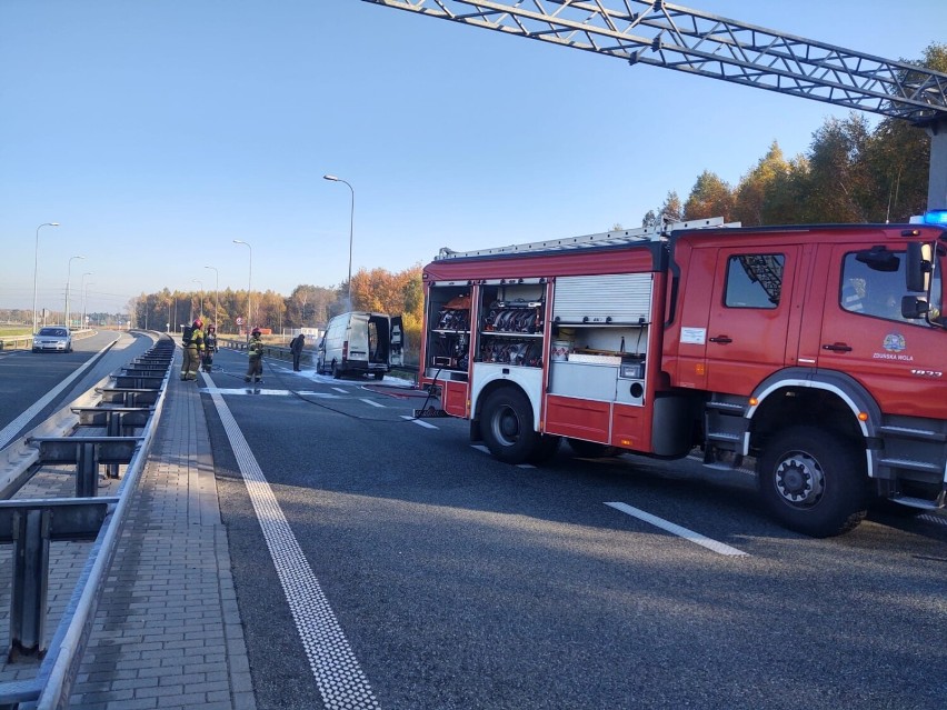 Pożar samochodu na węźle S8 Zduńska Wola Zachód