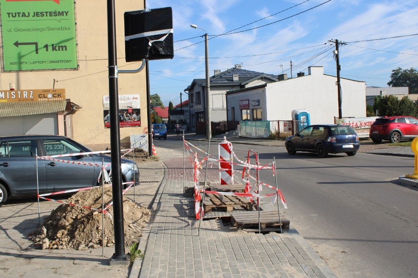 Na Krakowskim Przedmieściu w Wieluniu rozbierają nowe chodniki. Dlaczego energetyka inwestuje dopiero teraz? 