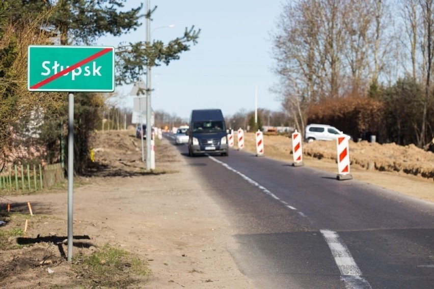 Drogowy problem na drodze Słupsk - Ustka. Kierowcy wjeżdżają na wahadła mimo zakazu