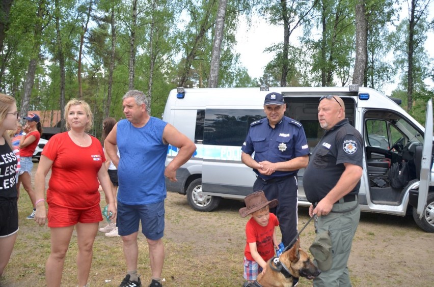 Policjanci z Komendy Powiatowej Policji w Kościerzynie uczestniczyli w festynie rodzinnym w Garczynie [ZDJĘCIA]