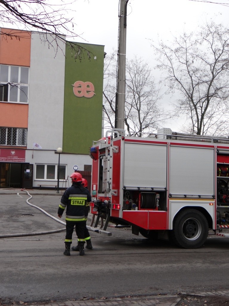 Pożar i ewakuacja ok. 700 osób w "elektryku" (ZSE-E w...