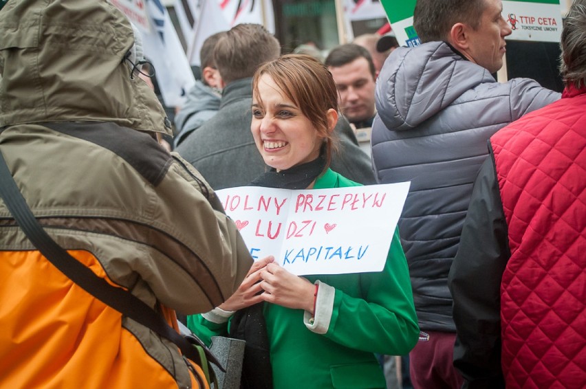 Protest przeciwko CETA i TTIP w Warszawie. "Polska wolna od...