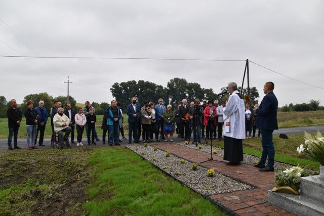 Odnowiona figura Krzyża Świętego w Ostrowie została uroczyście poświęcona