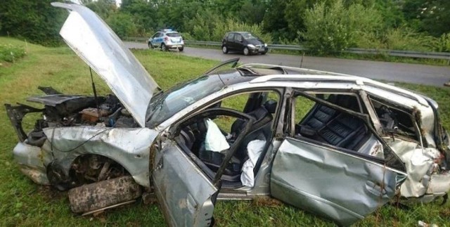 Audi A6 wypadło z drogi i dachowało. 18-letnia dziewczyna poniosła śmierć na miejscu, a żaden z bliźniaków nie przyznał się do kierowania autem