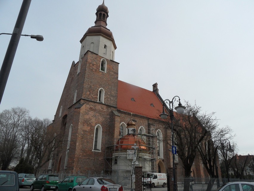 Remont dachu kaplicy Linków w kościele farnym w Żorach. Blachę ocynkowaną zastępuje miedziowa