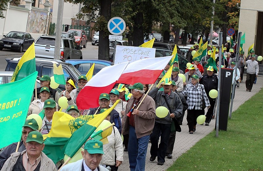 Olsztyńscy i elbląscy działkowcy protestowali przed Urzędem Wojewódzkim w Olsztynie [zdjęcia]