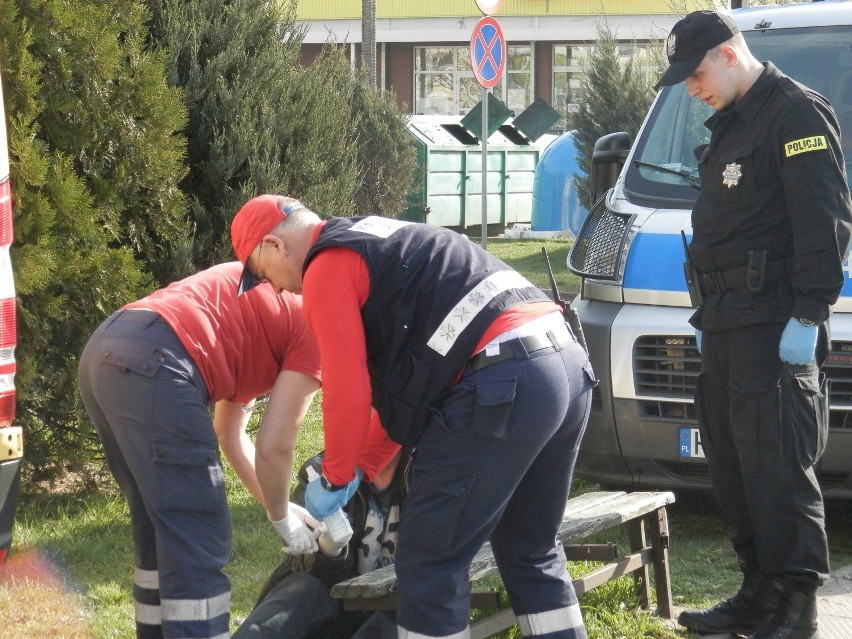 Policja i pogotowie wezwani dopijanego w Śremie (30.03.2014)...