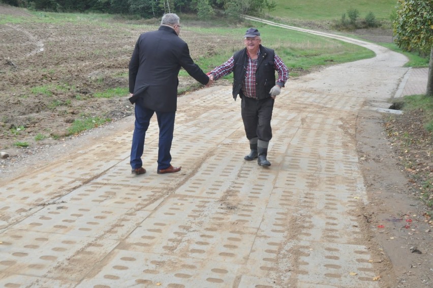 Gmina Kartuzy - droga transportu rolnego w Sianowskiej Hucie już na ukończeniu