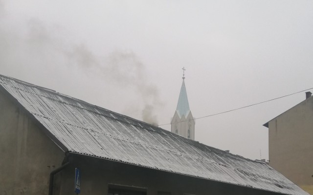 W Oświęcimiu, Olkuszu, Chrzanowie czy Andrychowie i Wadowicach wiele domów ogrzewanych jest węglem. Często piece są przestarzałe.