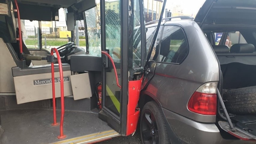 BMW zderzyło się z autobusem MPK linii 61 na rogu ul....