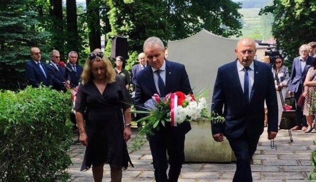 Uroczystości na Zawięzieniu w Pińczowie. Władze gminy złożyły wiązanki, by uczcić ofiary niemieckiej zbrodni.