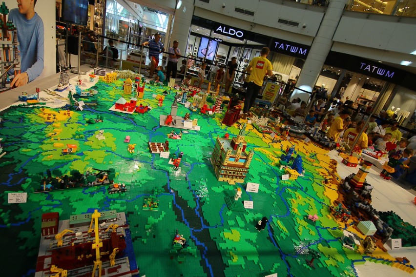 Dzieci zbudowały w Lego Store gigantyczną mapę Polski z...