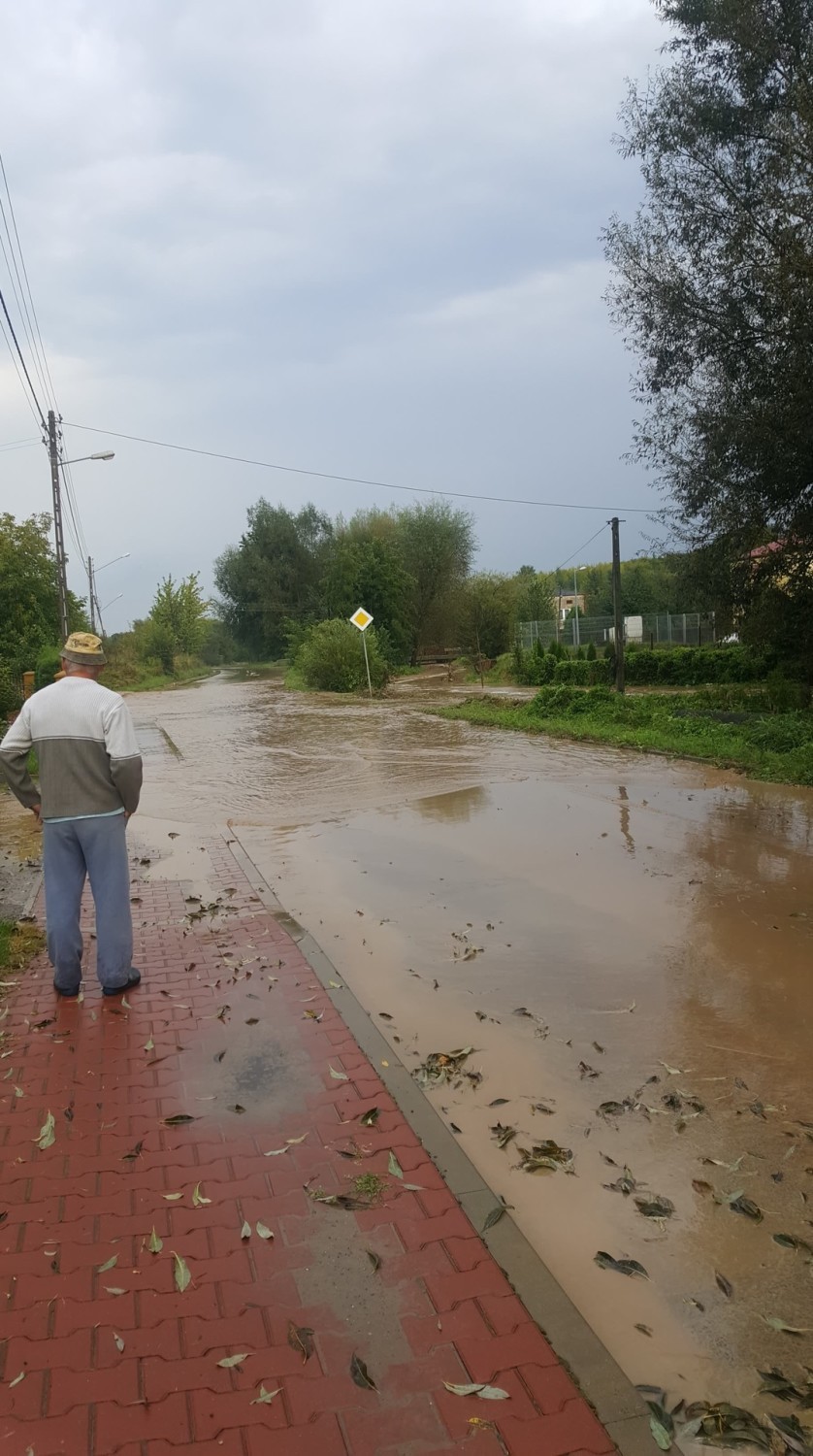 Nocny koszmar w powiecie ostrowieckim. Kilka miejscowości zalanych błotem (zdjęcia)