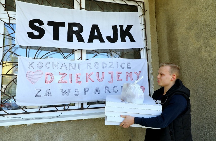 Rodzice wspierają strajkujących nauczycieli w Piotrkowie:...