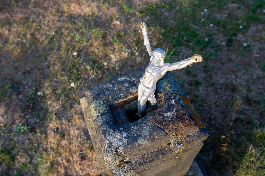 Ta wieś przed wojną słynęła z wielkich bijatyk, po wojnie większość ludzi wysiedlono, teraz zamieszkuje tam kilka rodzin [FOTO]