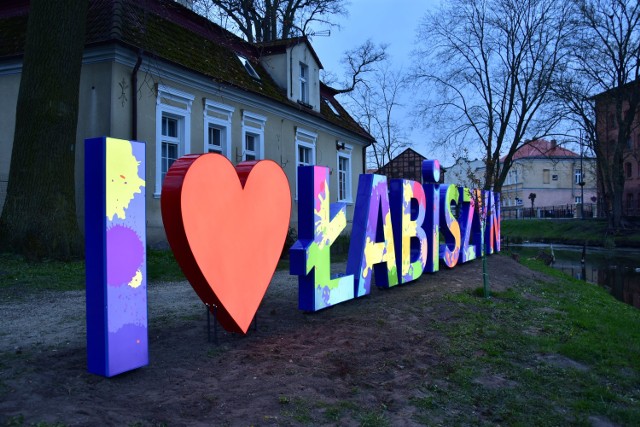 Taki napis znajduje się na łabiszyńskiej wyspie. Można go oglądać od strony ul. Mickiewicza.