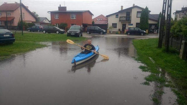 Jeden z mieszkańców Obornik uznał, że najlepszym środkiem transportu będzie kajak.