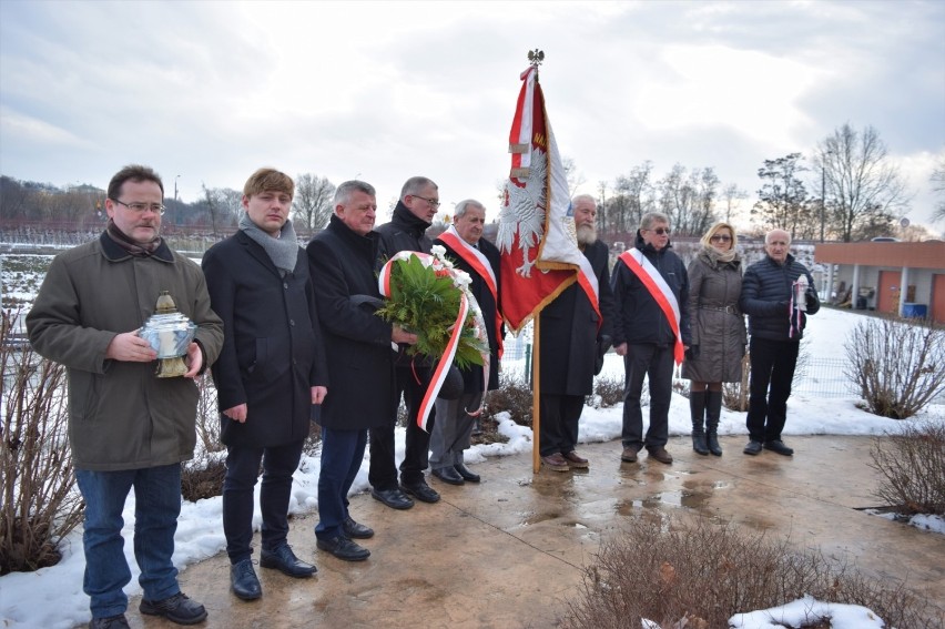 75. rocznica egzekucji na wale wiślanym w Puławach. Władze miasta złożyły wieńce (ZDJĘCIA)