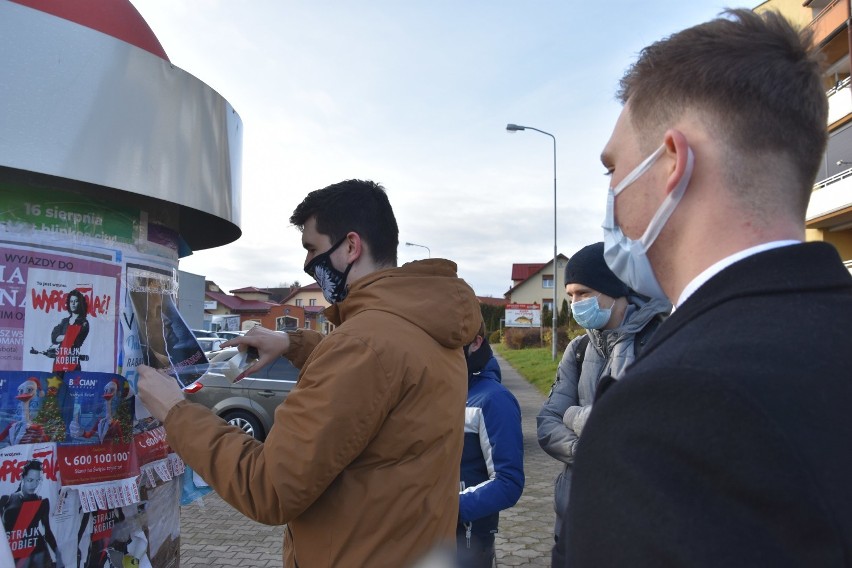 Zawiesili na słupach nowoczesne wizerunki polskich patriotów