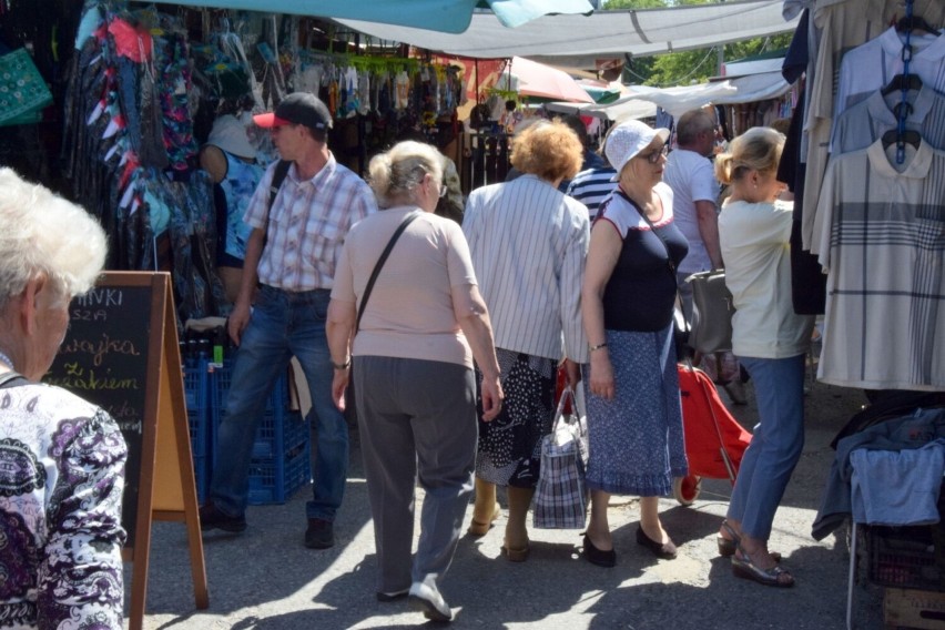 Tłumy na bazarach w Kielcach. Co najchętniej kupowano? Zobacz zdjęcia