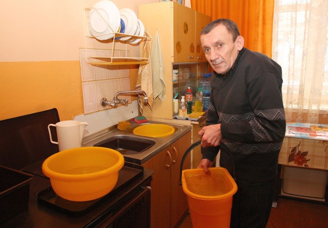 Andrzej Markiewicz bieżącą wodę ma od środy, ale boi się, że awaria może się powtórzyć
