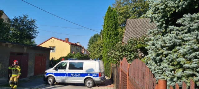 Teraz wokół domu, w którym znaleziono skład amunicji, jest zabezpieczony przez policję i straż pożarną do przyjazdu plutonu saperów.