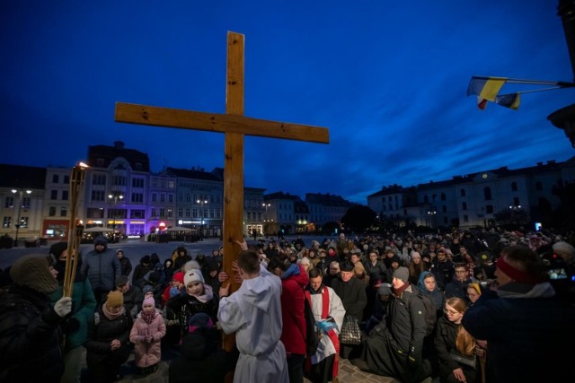 „Dostępny” - pod takim hasłem w piątkowy wieczór (1 kwietnia) ulicami Bydgoszczy przeszli z modlitwą i pieśnią na ustach uczestnicy Młodzieżowej Drogi Krzyżowej. W nabożeństwie młodym towarzyszył biskup bydgoski ksiądz Krzysztof Włodarczyk.

Więcej zdjęć z Młodzieżowej Drogi Krzyżowej ►►►