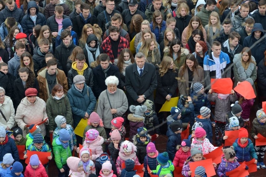 500 osób stworzyło żywy herb Kielc! Niezwykła akcja na boisku III Liceum Ogólnokształcącego imienia Norwida w Kielcach (WIDEO, ZDJĘCIA)