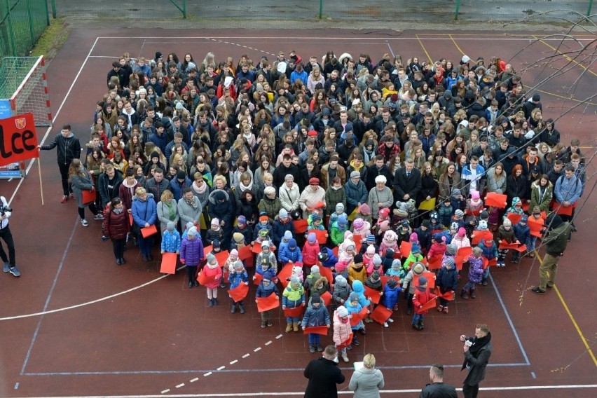 500 osób stworzyło żywy herb Kielc! Niezwykła akcja na boisku III Liceum Ogólnokształcącego imienia Norwida w Kielcach (WIDEO, ZDJĘCIA)