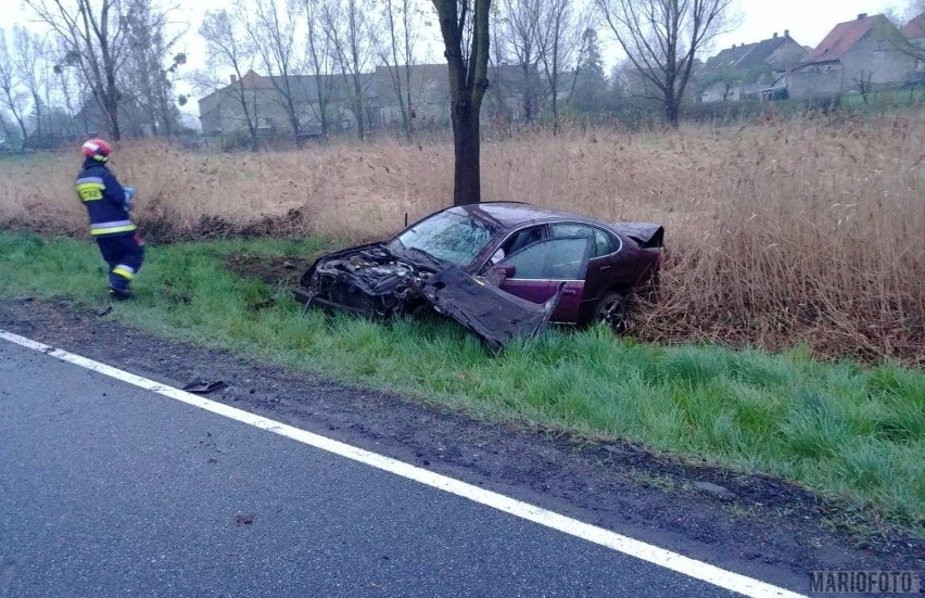 Zderzenie pojazdów w Żywocicach na DK 45. Lexus i mercedes w rowie [zdjęcia] 