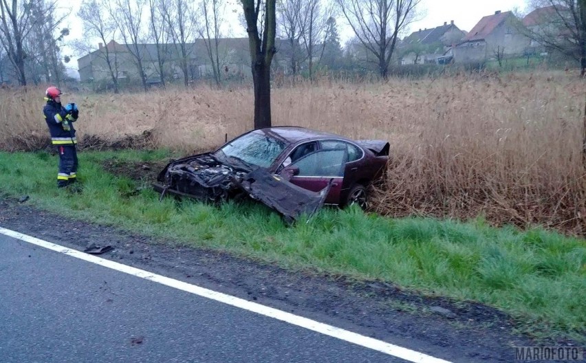 Zderzenie pojazdów w Żywocicach na DK 45. Lexus i mercedes w rowie [zdjęcia] 