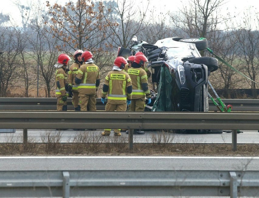 Wypadek na S8 koło Wrocławia, kierowca uwięziony w BMW....