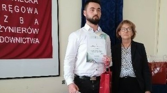 Dużym sukcesem może poszczycić się uczeń przedmaturalnej klasy Mateusz Sobczak, który  indywidualnie zdobył 2 miejsce. Więcej na kolejnych zdjęciach