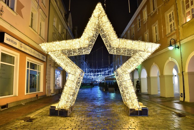 Świetliste ozdoby na rynku w Opolu