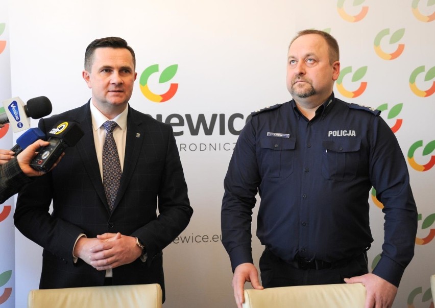 Podpisanie umowy na ponadnormatywne patrole w Skierniewicach