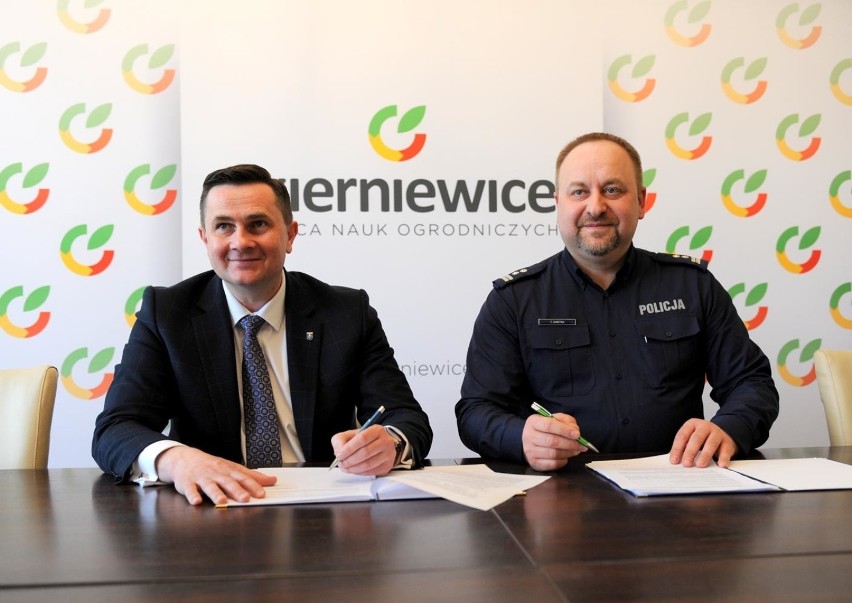 Podpisanie umowy na ponadnormatywne patrole w Skierniewicach