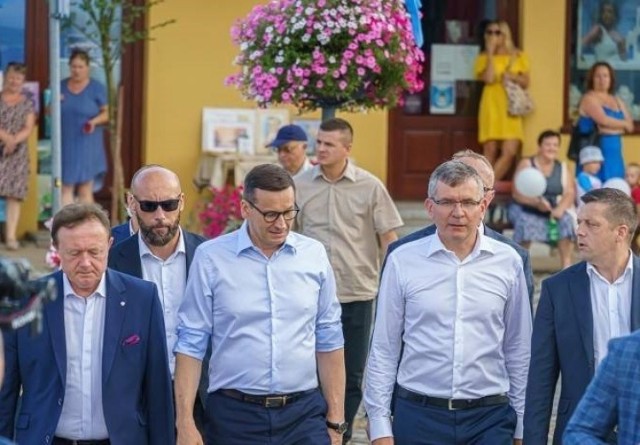 Premier Mateusz Morawiecki promował &quot;Polski Ład&quot; w czasie spotkania z sądeckimi samorządowcami oraz z mieszkańcami regionu na starosądeckim rynku. Gościł go Jacek Lelek, burmistrz Starego Sącza (drugi z prawej)